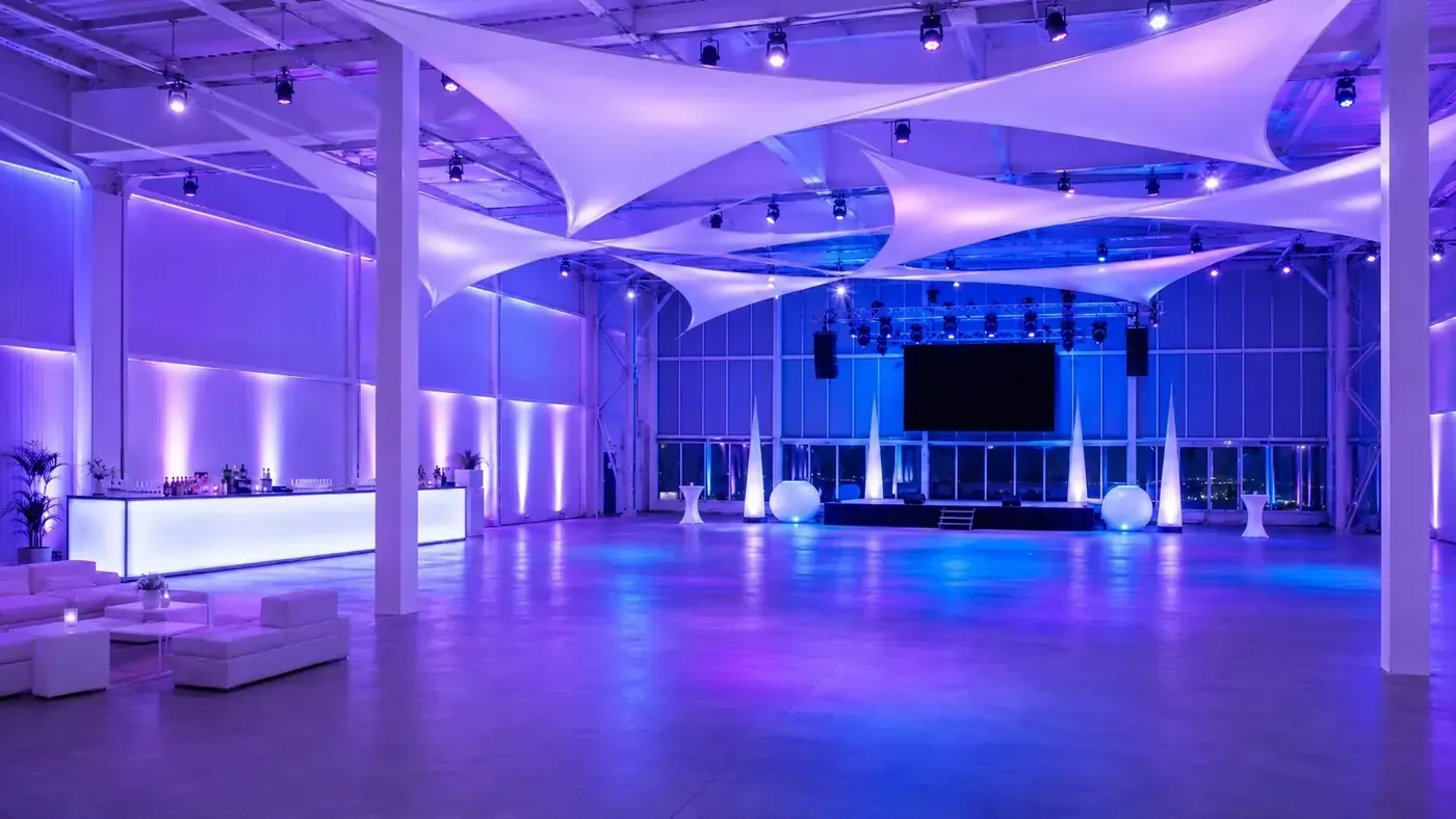 Leerer Hangar mit Zelttuch-Deckeninstallation vor dem Aufbau einer Veranstaltung