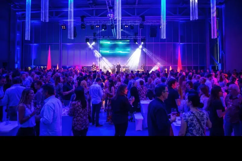 Feiernde Gäste bei einer Abendveranstaltung mit Live-Band im Hangar
