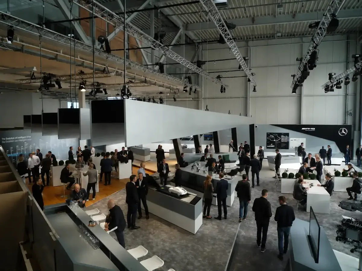 Weite Hangarhalle bei einem Firmenevent mit Tageslicht bei aircraft events