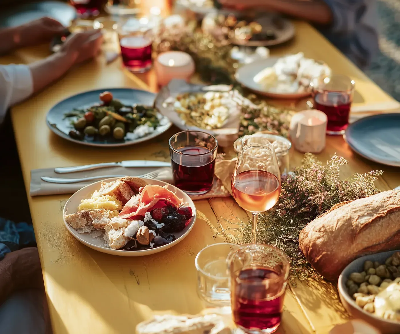 Gedeckter Tisch mit Wein und Schwarzwälder Vesperplatte bei aircraft events