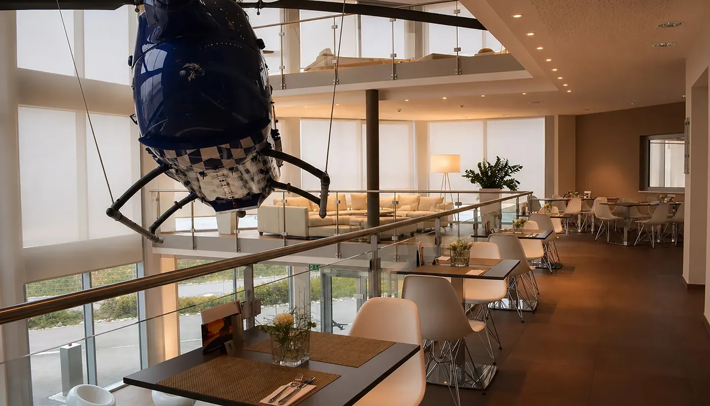 Lounge mit Blick auf die Fliegerei im aircraft Hotel bei Tuttlingen