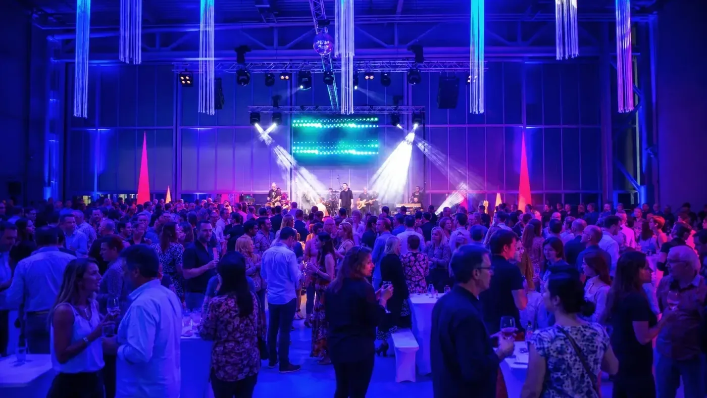 Ausgelassene Abendveranstaltung mit Live-Band und Lichtshow im Hangar bei aircraft events